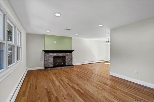 19 Mohawk Cir, Windsor CT  06095-2656 exterior