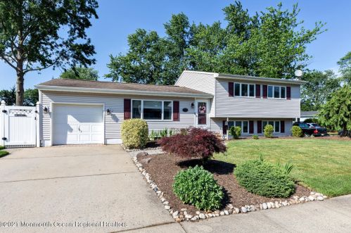 32 Annapolis Dr, Hazlet, NJ 07730-2302