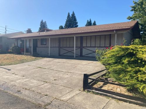 380 Zinfandel Dr, Ukiah, CA 95482-3339