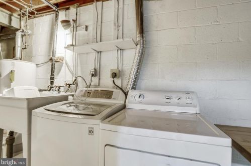 9270 Sprucewood Rd, Springfield VA  22015-3559 exterior