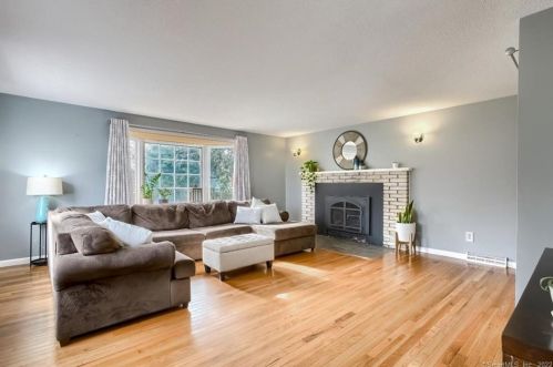 81 Farnham Rd, Wapping, CT 06074-1115