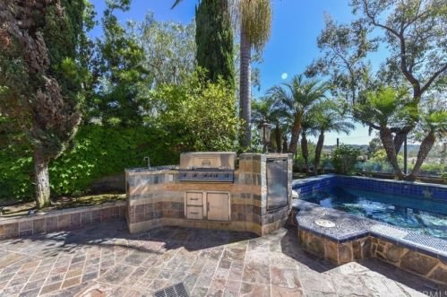 25 Blue Smt, Irvine CA  92603-0168 exterior