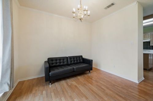 1140 Holly Dr, Carrollton TX 75010-1085 exterior