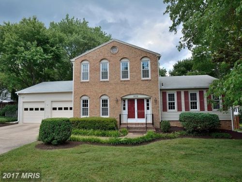 8008 Point Dr, Springfield, VA 22153-3018