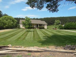 1972 Angel Pl, Huddleston, VA 24104-4176