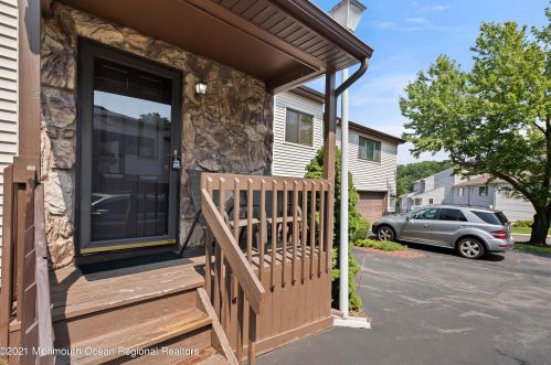 4 Clavendon Ct, Middletown, NJ 07748-3533