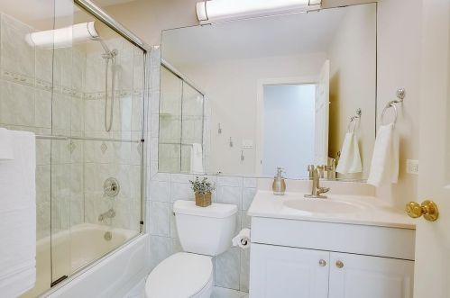 1550 Hawthorne Pl, Bannockburn IL  60015-2008 exterior