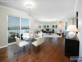 404 Nelson Ct, Edgewater NJ  07020-1633 exterior