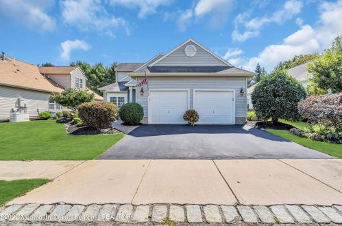 39 Dante Dr, Lakehurst, NJ 08759-6196