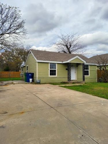 311 Lake Park Ave, Waxahachie, TX 75165-2719