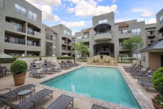 2821 Carlisle St, Dallas TX  75204-1021 exterior