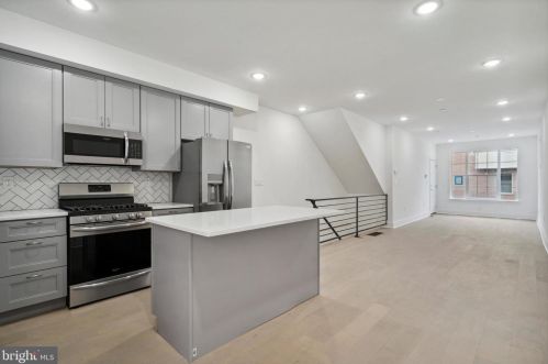 1121 26th St, Philadelphia, PA 19146-3934