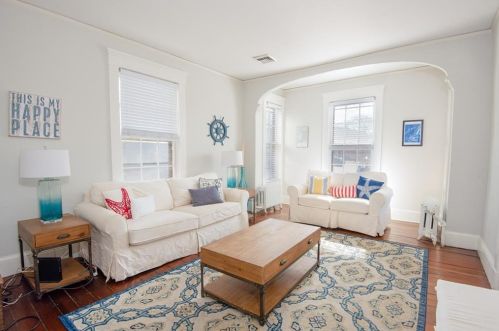 4 Marlborough St, Middletown, RI 02840-2528