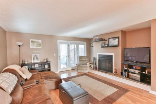 52 Thornhill Rd, Stratham, NH 03885-2555