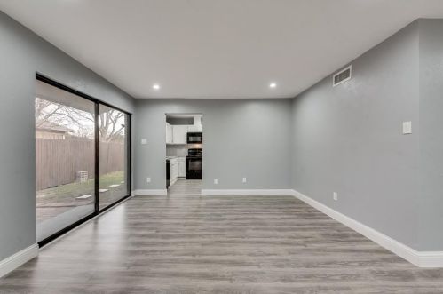 2230 Bowie Dr, Carrollton TX 75006-7754 exterior