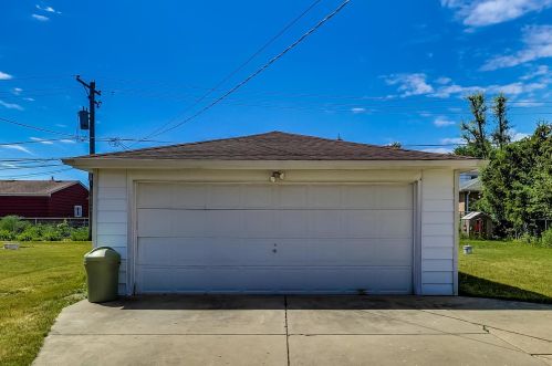 7049 Keeney St, Niles IL  60714-3037 exterior