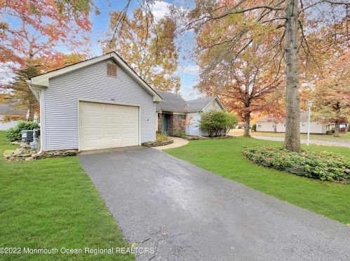 550 Petunia Ln, Lakehurst, NJ 08759-4318