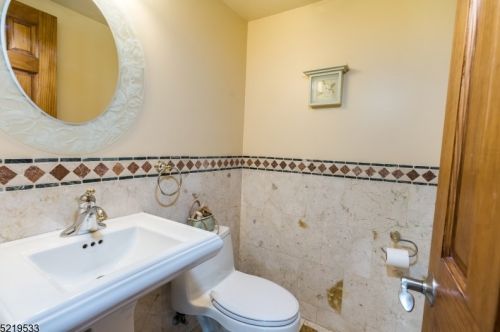 24 Normandy Dr, Parsippany NJ  07054-4070 exterior