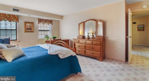 38 Valleybrook Dr, Lancaster PA  17601-4617 exterior