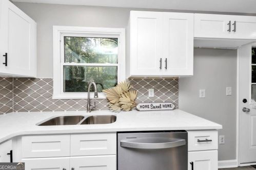 2260 Baywood Dr, Atlanta GA  30315-6534 exterior