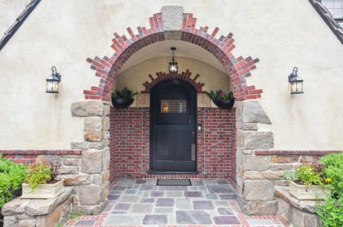 21 Calhoun Dr, Greenwich CT  06831-4406 exterior