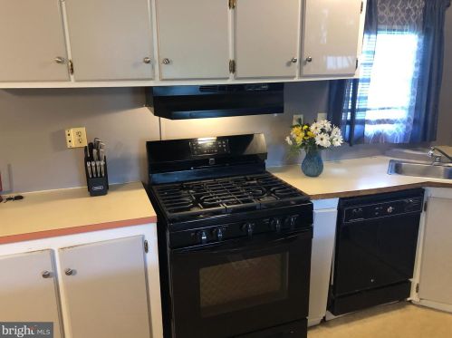 110 Dovefield Dr, Lancaster PA  17603-4686 exterior