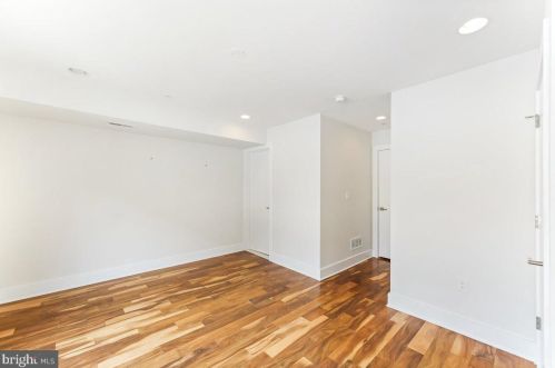 154 Front St, Philadelphia PA  19106-0020 exterior