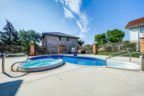 331 Ridgemoor Dr, Willowbrook IL  60527-5419 exterior