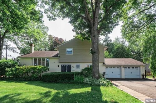 404 Hamilton Ave, Ridgewood, NJ 07452-3425
