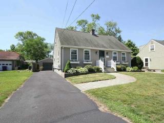 24 Rosegarden St, Warwick, RI 02888-2811
