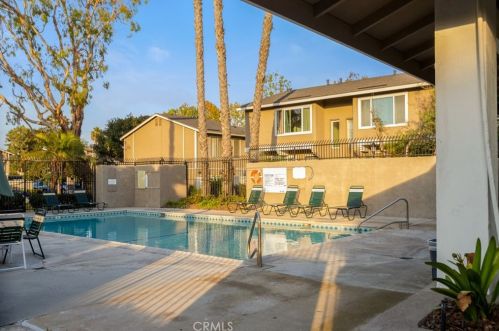 8414 El Arroyo Dr, Huntington Beach CA  92647-7013 exterior
