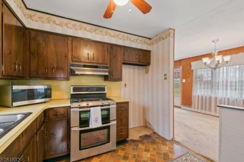 215 Santa Fe Trl, Hopatcong, NJ 07843-1261