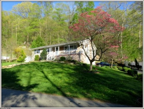 1 Knute Dr, Andover, NJ 07821-3912