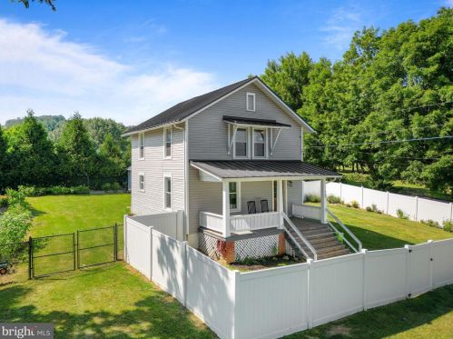 72 Liberty St, Weyers Cave, VA 24486-2325