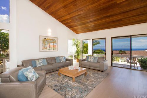 1917 Alaweo St, Honolulu, HI 96821-1303