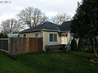 563 Fir St, Woodburn, OR 97071-4123