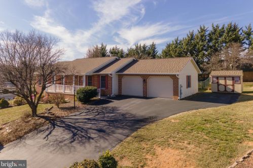 10726 Hershey Dr, Williamsport, MD 21795-1435