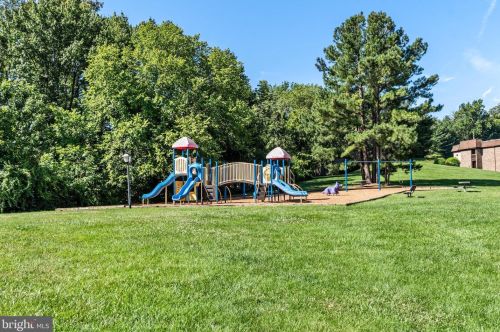 8502 Barrington Ct, Springfield VA  22152-1006 exterior