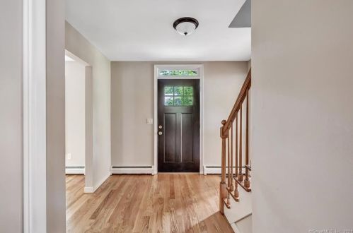 8 Captains Watch, Huntington CT  06484-5914 exterior