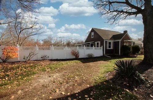 8 Ferncliff Ave, Warwick RI  02886-9008 exterior