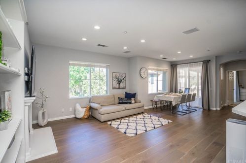 72 Salton, Irvine CA  92602-2425 exterior