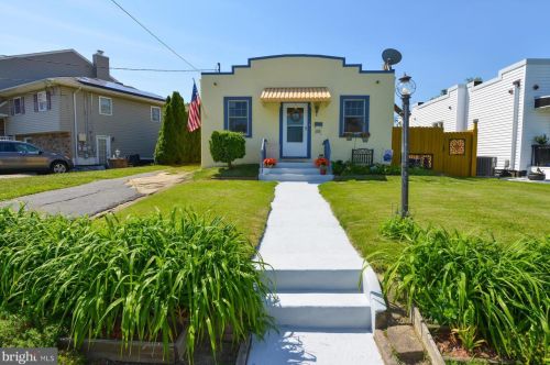 40 Plaza Pl, Runnemede, NJ 08078-1747