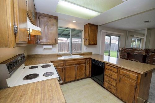 300 Whitethorn Dr, Modesto, CA 95354-3355