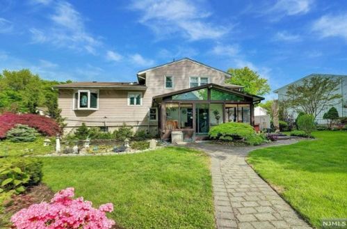 318 Kastler Ct, N Milford, NJ 07646-1231