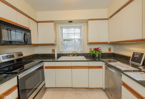 66 Montre Sq, Atlanta GA  30327-4043 exterior