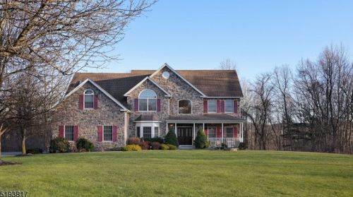 7 Ming Ct, Chester, NJ 07930-2156