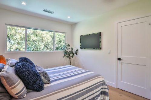 5810 Mammoth Ave, Van Nuys CA  91401-4419 exterior