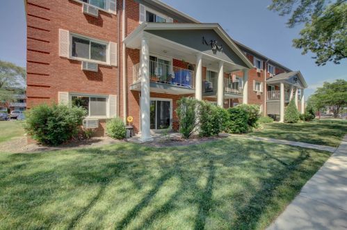 100 Lillian Ave, Arlington Hts, IL 60004-3858
