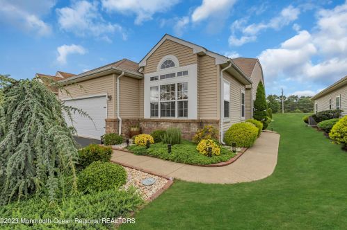 33 Kensington Rd, Lakehurst, NJ 08759-6256