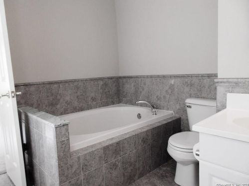 33 Crescent Ave, Niantic CT  06357-3033 exterior